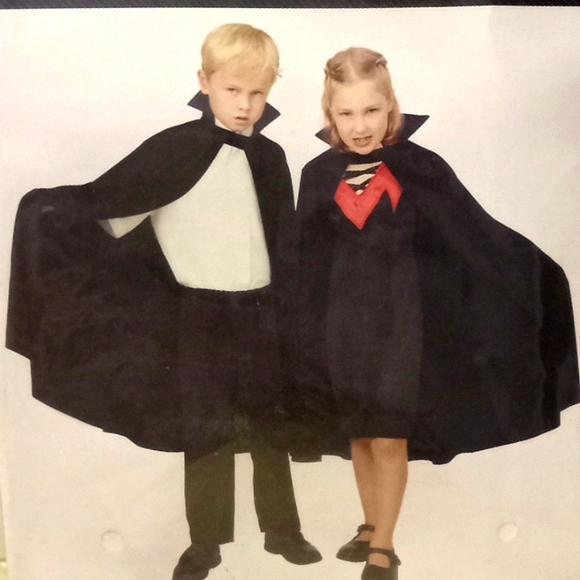 Halloween Black Cape Ages 8+ - Picture 5 of 7